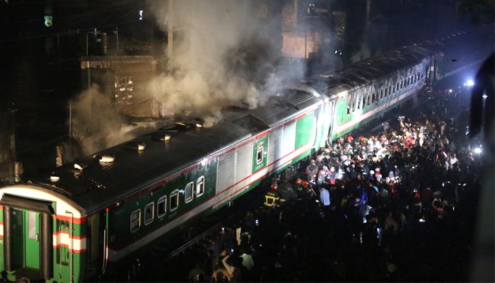 ১৬ ঘণ্টায় ৬ যানবাহন ও ৯ স্থাপনায় আগুন