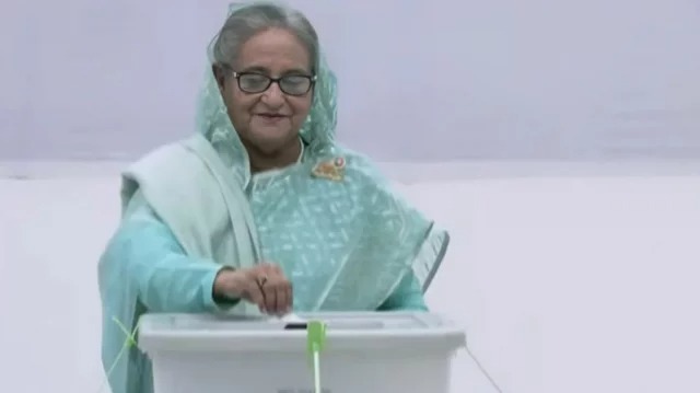 দ্বাদশ সংসদ নির্বাচনে ভোট দিলেন প্রধানমন্ত্রী