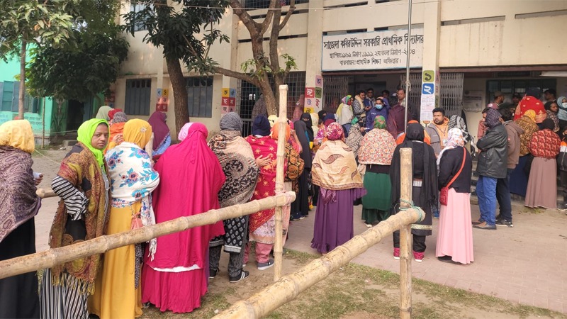 দুর্বৃত্তদের আগুন ও বিক্ষিপ্ত বোমাবাজির মধ্যে ভোটগ্রহণ শুরু