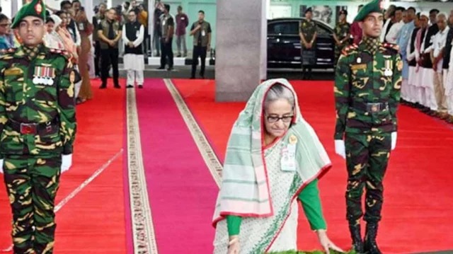 বঙ্গবন্ধুর প্রতিকৃতিতে প্রধানমন্ত্রী শেখ হাসিনার শ্রদ্ধা