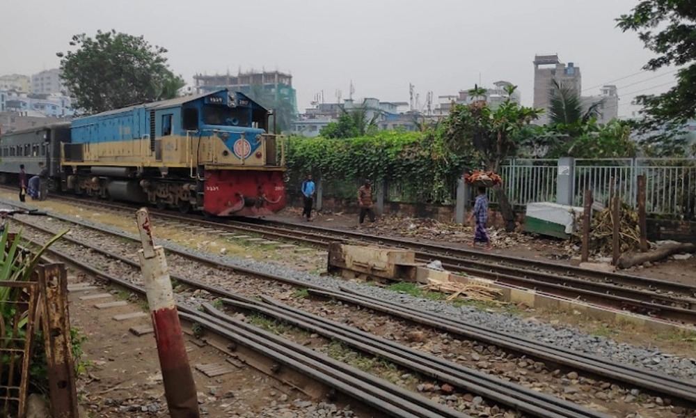 রাজধানীতে ট্রেনের ধাক্কায় ২ যুবক নিহত