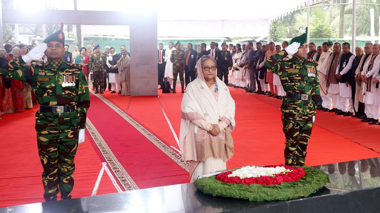 বঙ্গবন্ধুর প্রতিকৃতিতে প্রধানমন্ত্রীর শ্রদ্ধা