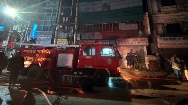 গুলিস্তানে ব্যাংকের ভবনে আগুন