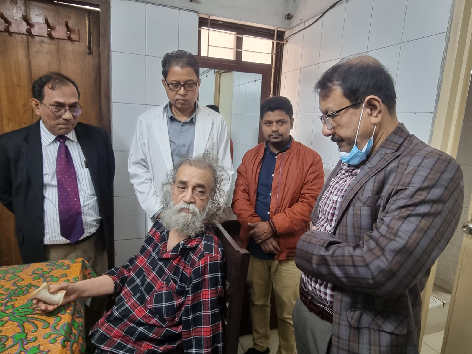 কবি অসীম সাহাকে দেখতে হাসপাতালে কামাল চৌধুরী