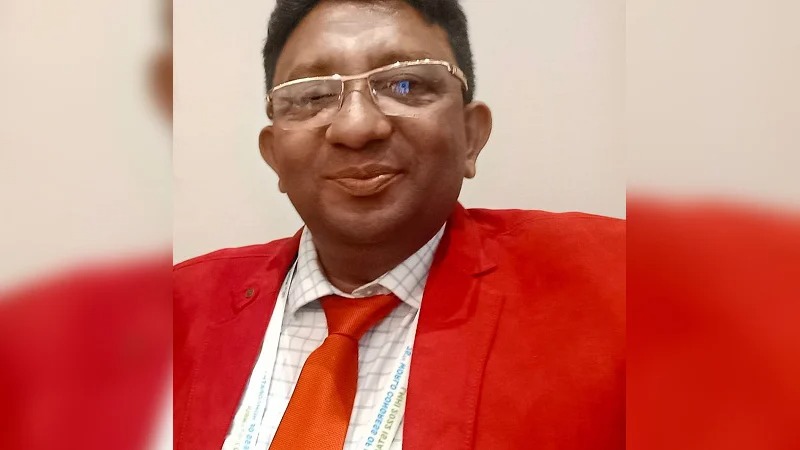 প্রতিষ্ঠান বন্ধ করে বিনা ছুটিতে বিদেশে অধ্যক্ষ, শোকজ