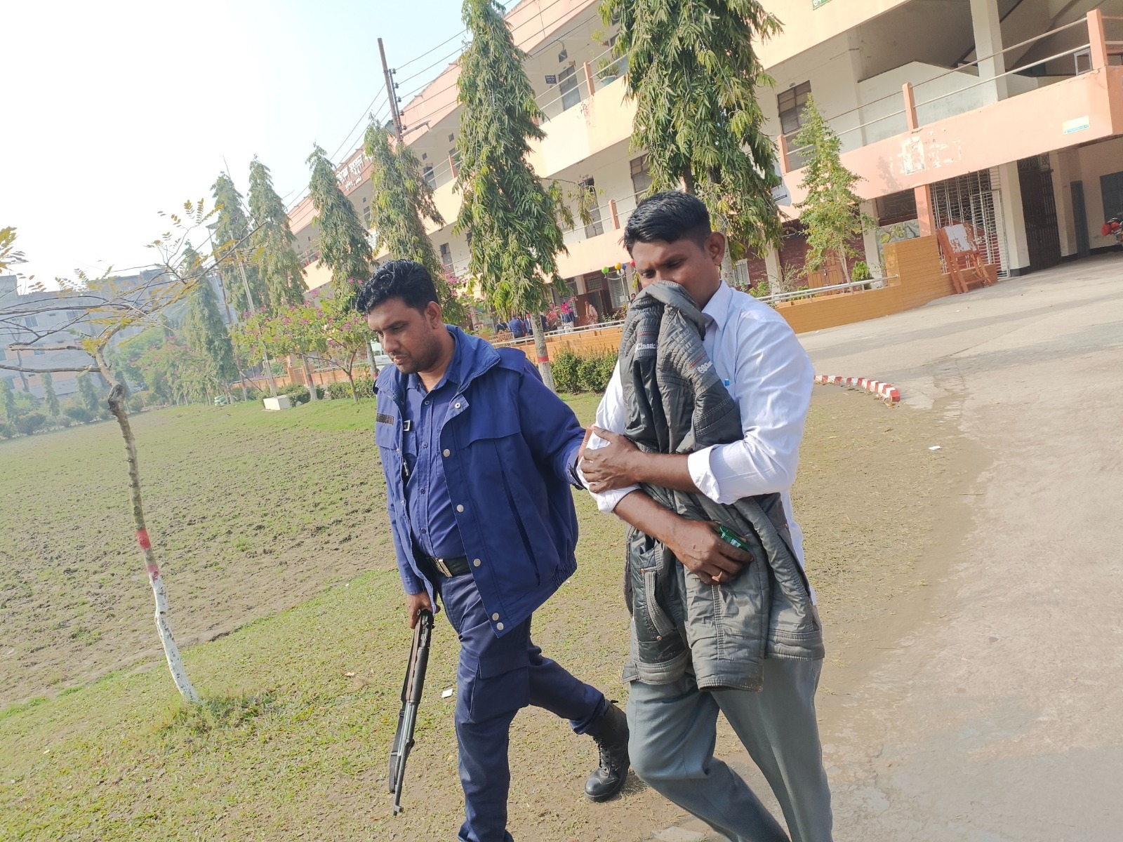 প্রাথমিকে শিক্ষক  নিয়োগ: ডিভাইস নিয়ে পরীক্ষা দিতে এসে যুবক ধরা