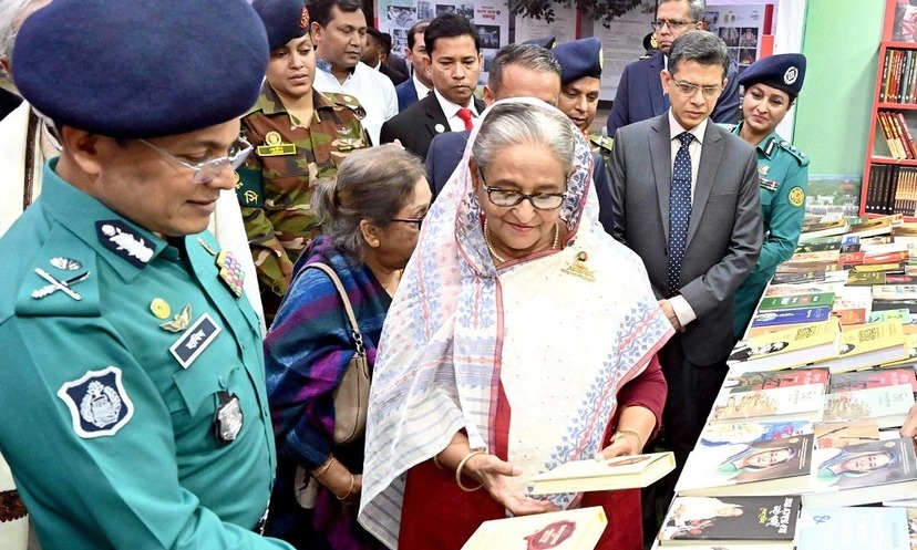 বইমেলায় ডিএমপির স্টল পরিদর্শন শেষে বই কিনলেন প্রধানমন্ত্রী