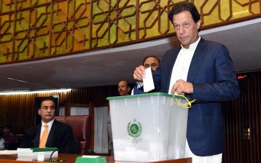 কারাগার থেকেই ভোট দিলেন ইমরান খান