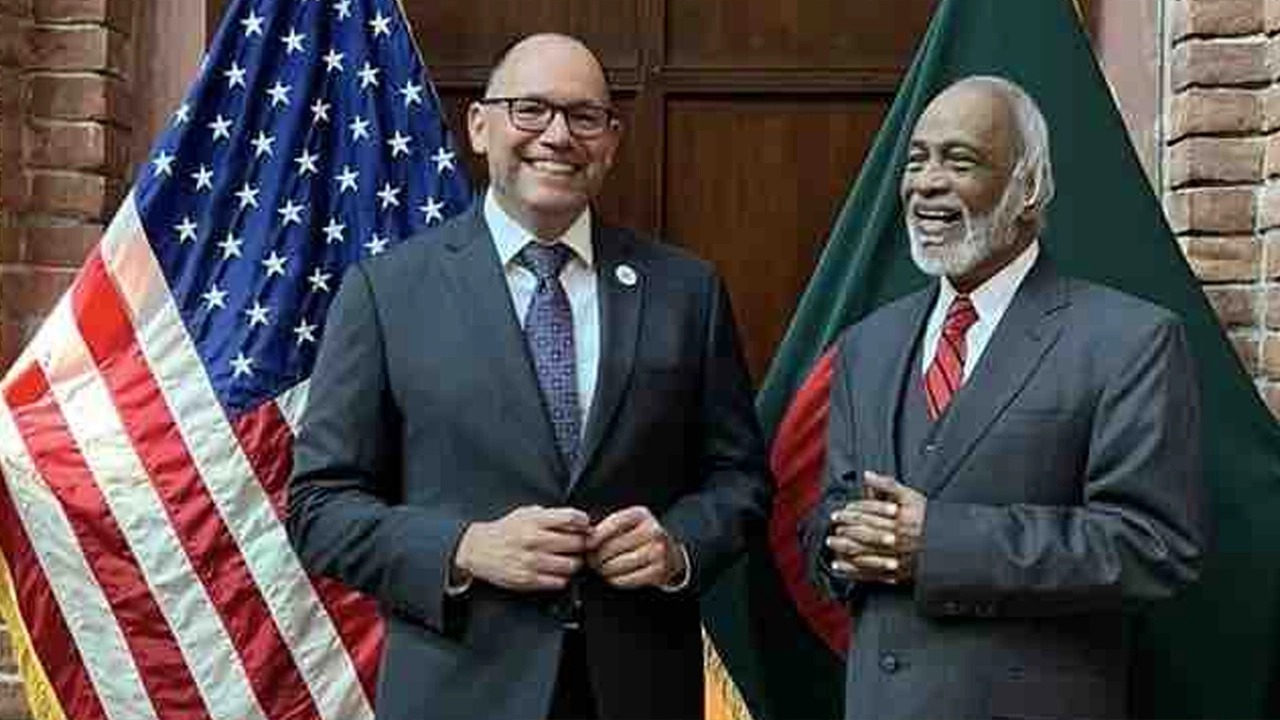 পিটার হাসের সঙ্গে মঈন খানের বৈঠক