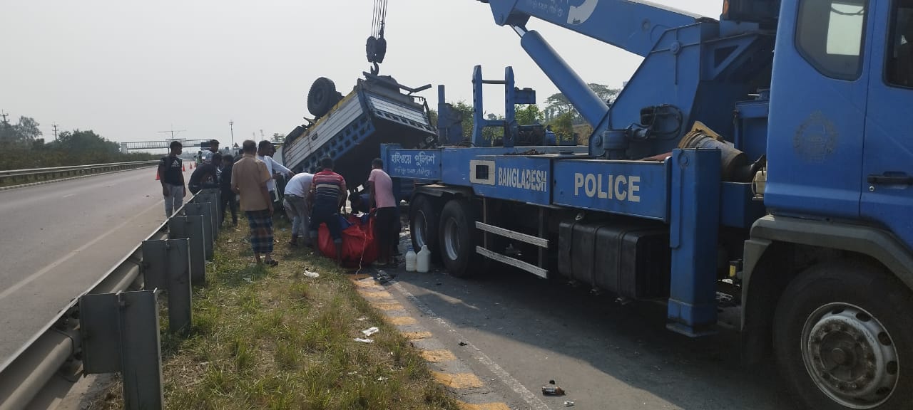 শ্রীনগরে ট্রাক উল্টে নিহত ২, আহত ৫