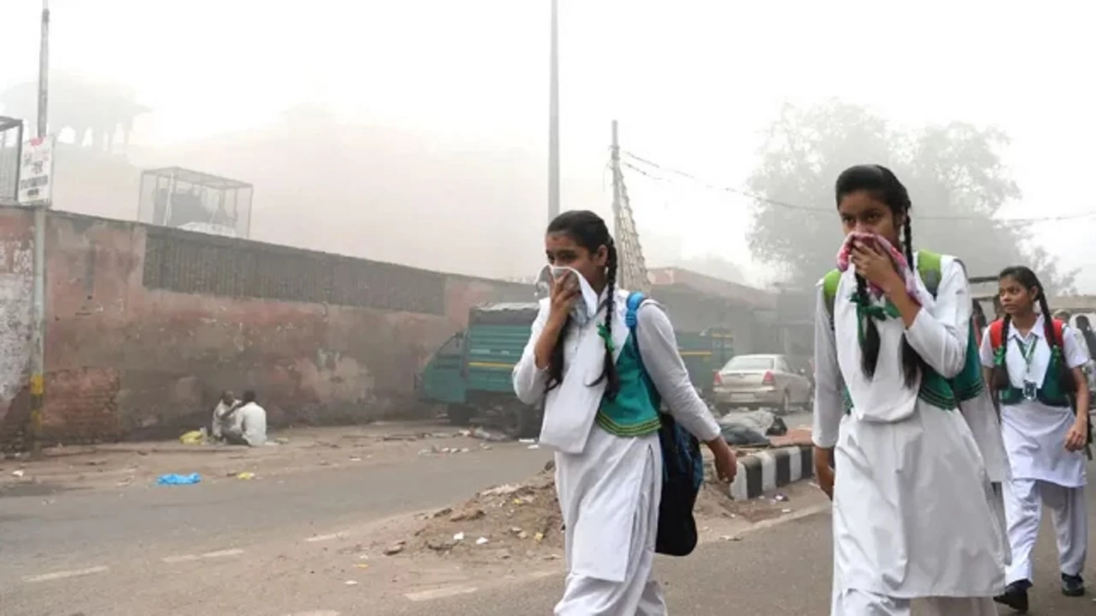 আজ বায়ুদূষণে শীর্ষে রাজধানী ঢাকা