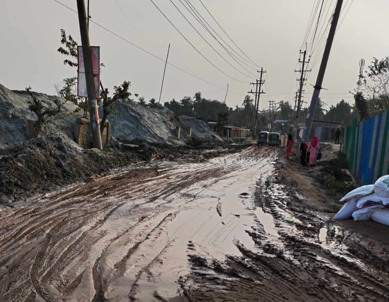 রাস্তার পাশে ব্যবসায়ীর বালু, চলাচলে অনুপযোগী সড়ক