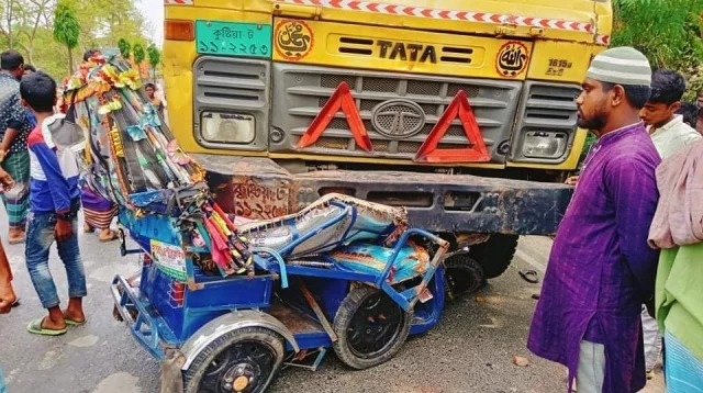 গাজীপুরে ট্রাকচাপায় প্রাণ গেল তিনজনের