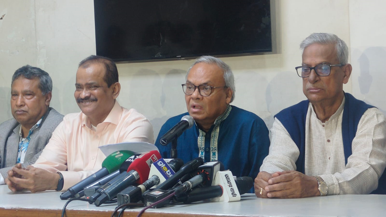 সরকারের লোকজন অর্থবিত্তের পুকুরে সাঁতার কাটছে : রিজভী