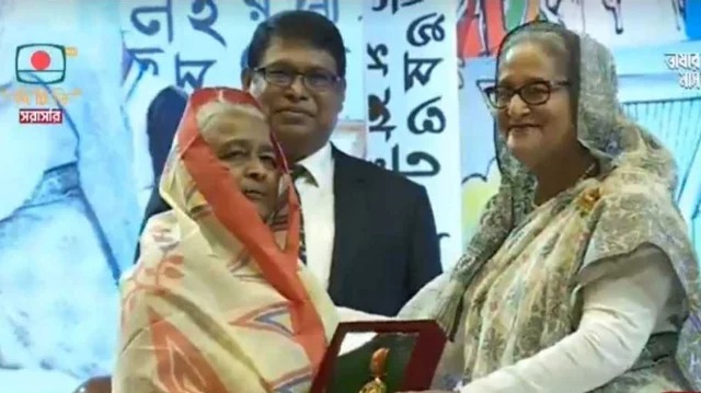 একুশে পদক প্রদান করলেন প্রধানমন্ত্রী