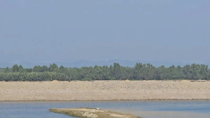 টেকনাফ সীমান্তে ফের গোলার শব্দ