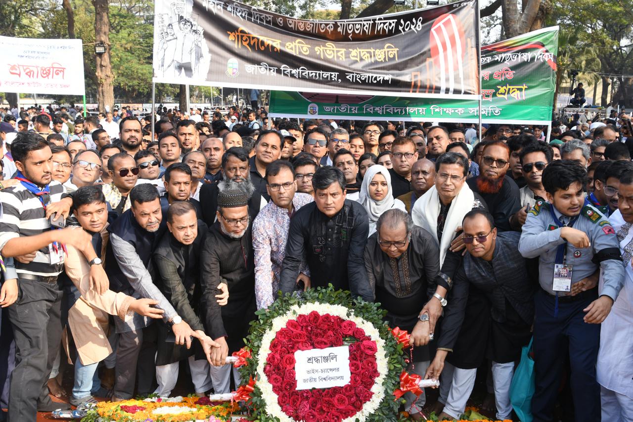 ভাষাশহীদদের প্রতি জাতীয় বিশ্ববিদ্যালয় উপাচার্যের শ্রদ্ধা
