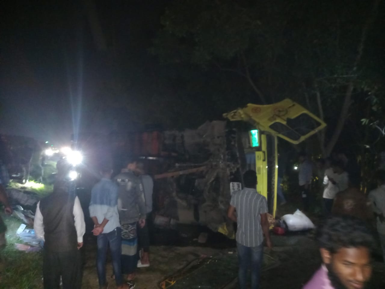 এক্সপ্রেসওয়েতে ট্রাকের পেছনে বাসের ধাক্কায় ঝরলো ৩ প্রাণ