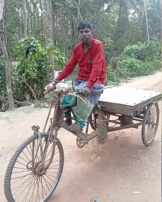 বাউবি থেকে বিএ পাশ করলেন ভ্যানচালক হায়দার আলী