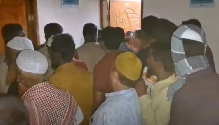 স্ত্রীকে বেঁধে রেখে গলায় ফাঁস নিলেন স্বামী