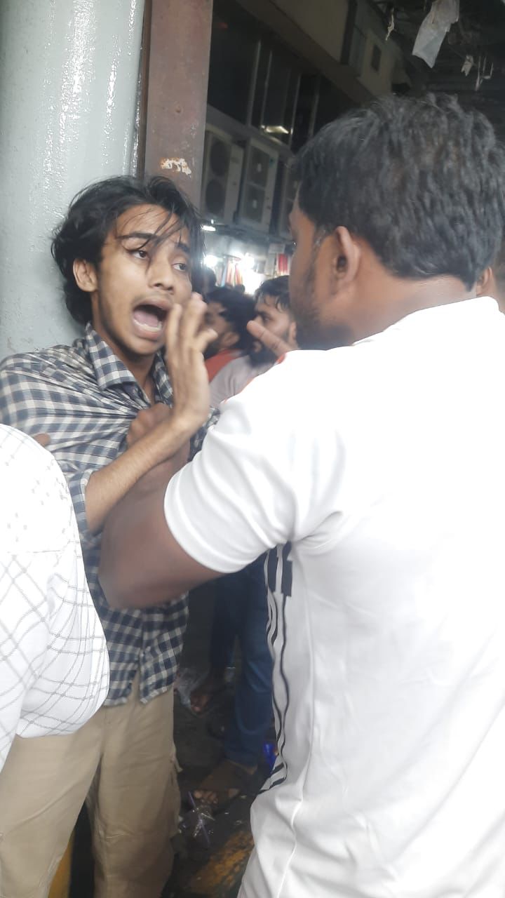 হেনস্থার প্রতিবাদ করায় নিউমার্কেটে ঢাবি শিক্ষার্থীদের ওপর হামলা, আহত ২