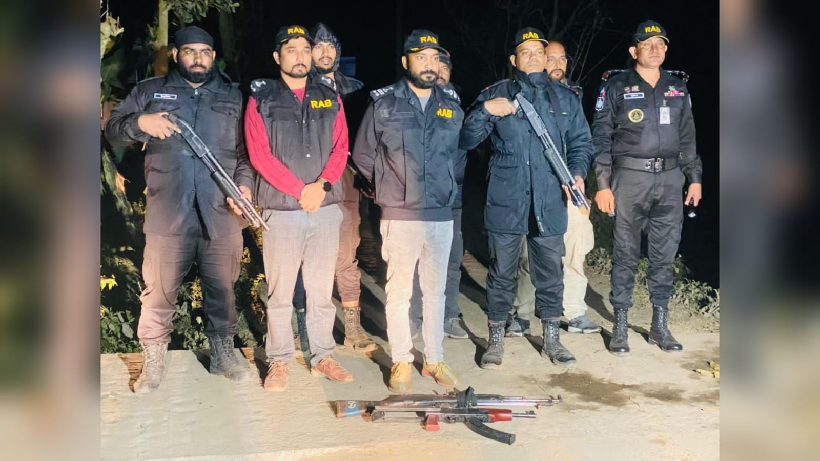 মুরাদনগরে পুলিশ ফাঁড়ি থেকে লুট হওয়া অস্ত্র উদ্ধার করল র‍্যাব