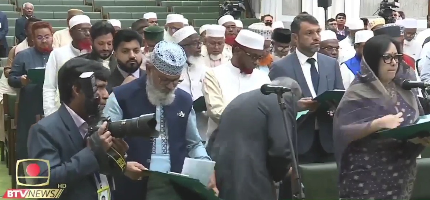 দেরিতে যাওয়ায় জামায়াতের সঙ্গে শপথ নিলেন ইশরাক