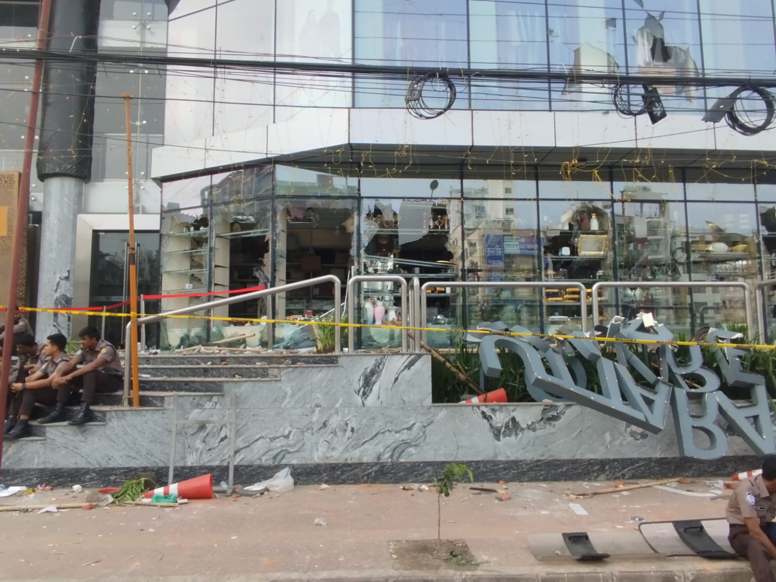 রিকশাচালক হত্যার গুজবে ‘ধ্বংসস্তূপে’ পরিণত উত্তরা স্কয়ার