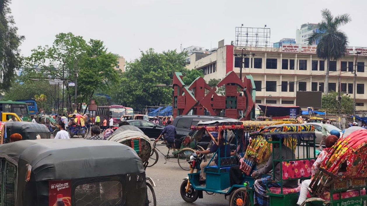মানুষ ফিরলেও ফেরেনি ব্যস্ততা, ঢিমেতালে চিরচেনা ঢাকা