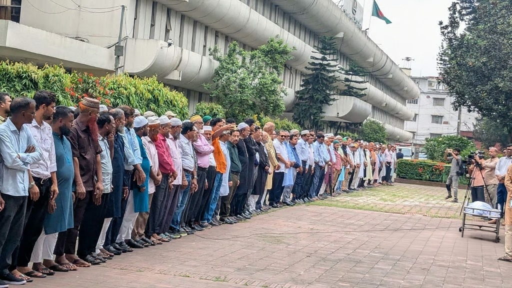 চেনা আঙিনা বিটিভি প্রাঙ্গণে মুস্তাফা মনোয়ারের জানাজা সম্পন্ন