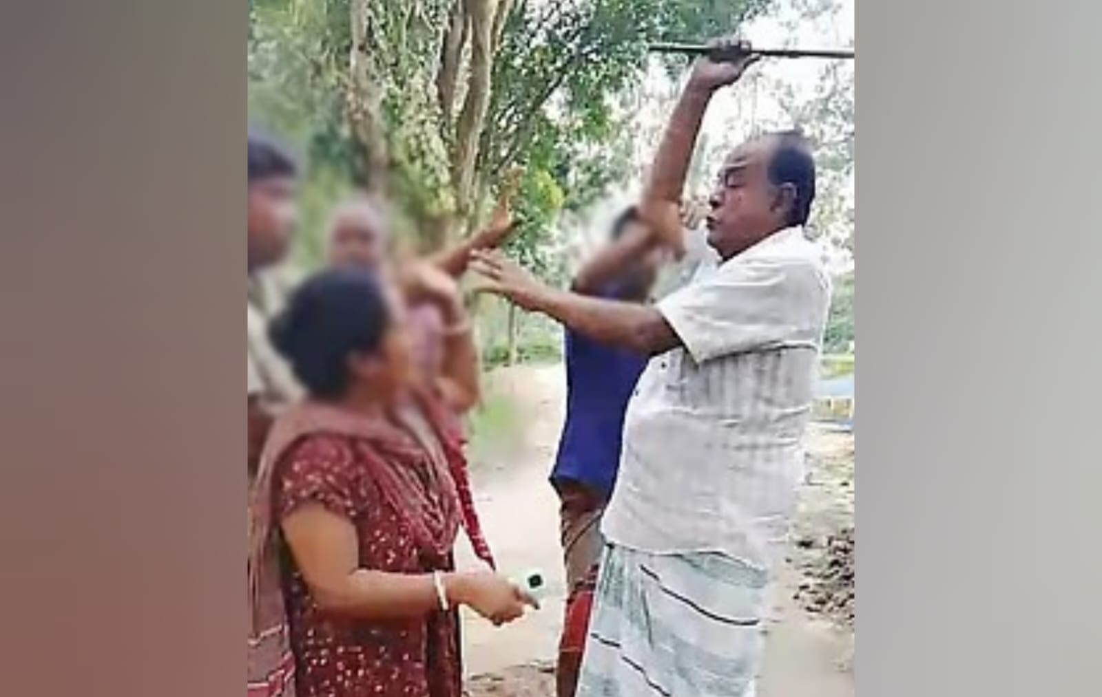 নারীসহ কয়েকজনকে ইউপি চেয়ারম্যানের লাঠিপেটা, ভিডিও ভাইরাল