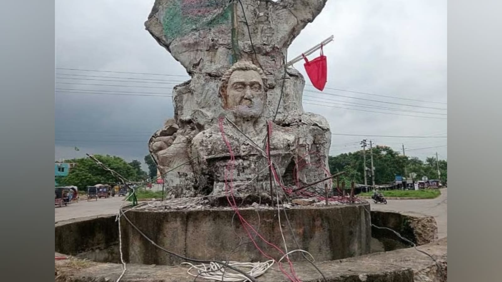 বীরশ্রেষ্ঠ হামিদুর রহমানের ভাস্কর্য ভাঙার কাজ সমালোচনার মুখে স্থগিত