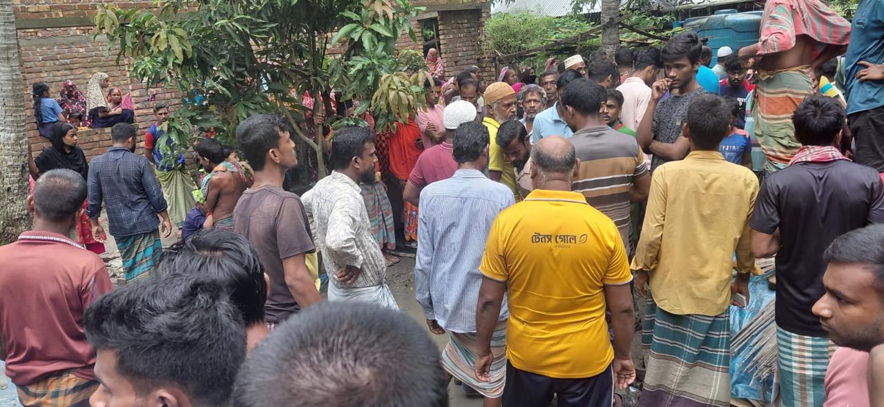 বাগেরহাটের ঘরে মিলল মা, ছেলে ও নানির মরদেহ: স্বজনদের দাবি পরিকল্পিত হত্যা