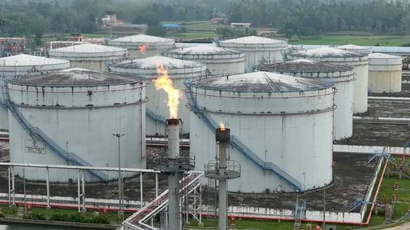 বাংলাদেশে পেট্রোল-অকটেন উৎপাদনের পরও সংকট কেন?