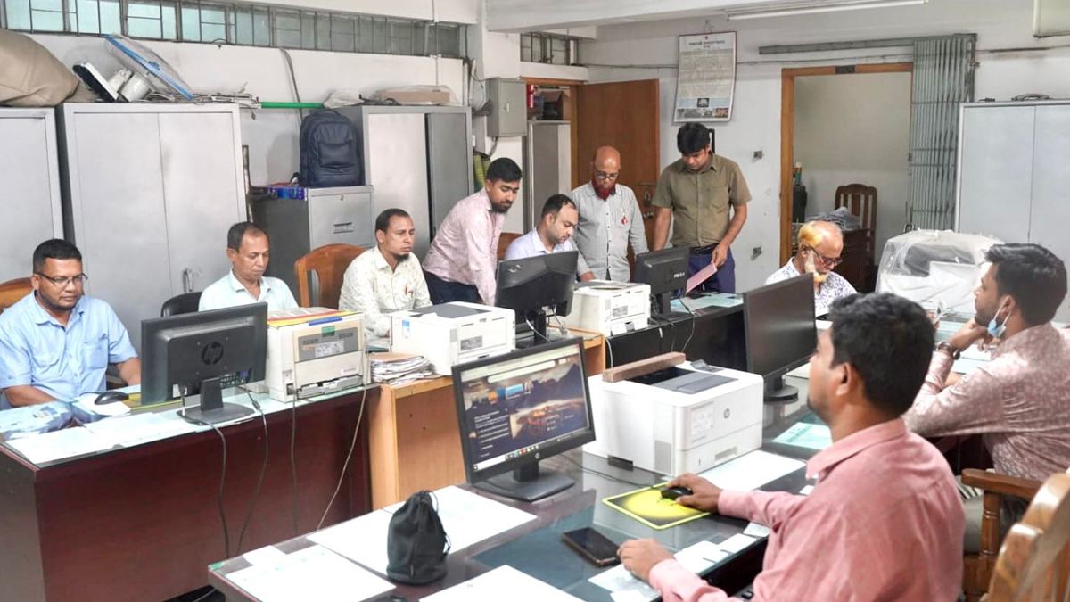 আজ থেকে নতুন সূচিতে চলবে অফিস-ব্যাংক, সন্ধ্যা ৬টার পর মার্কেট বন্ধ