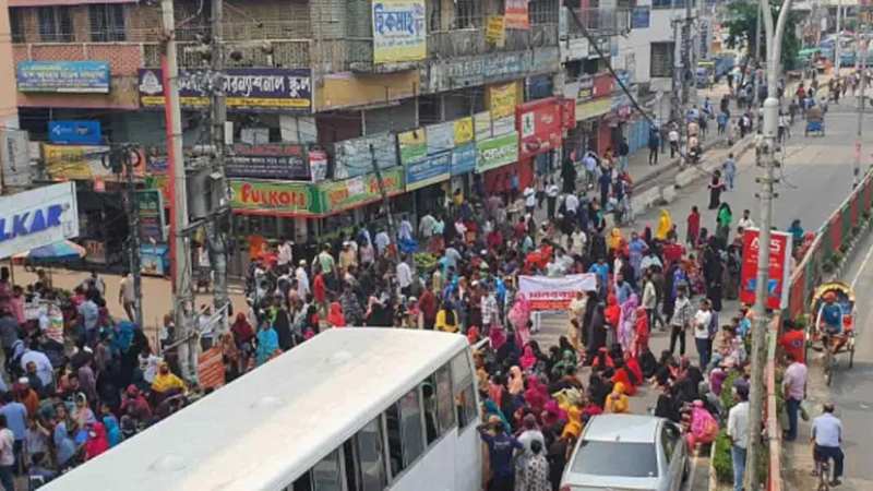 কারখানা বন্ধের প্রতিবাদে কচুক্ষেতে শ্রমিকদের সড়ক অবরোধ