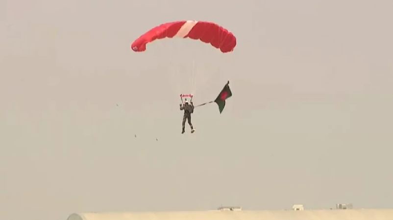 বিজয় দিবসে বিশ্ব রেকর্ড, একসঙ্গে ৫৪ পতাকা নিয়ে প্যারাট্রুপিং