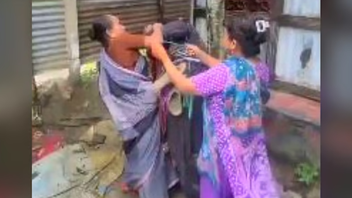 চুরির অভিযোগে তরুণীকে গাছে বেঁধে গলায় জুতার মালা, কাটা হলো চুল