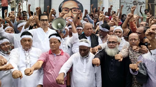 শেখ হাসিনাকে দেশে ফেরাতে মাথায় কাফনের কাপড় বেঁধে শপথ