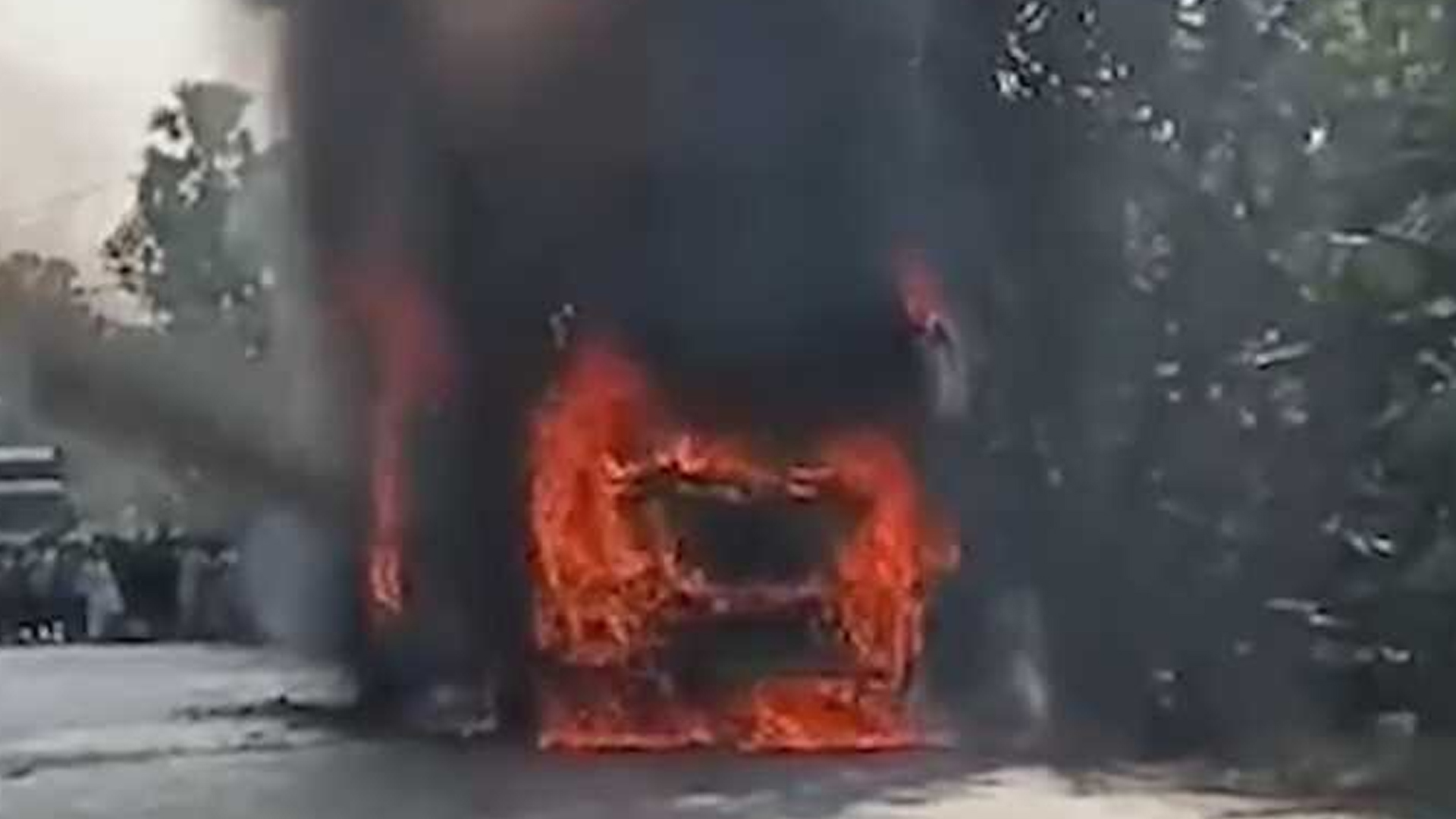 যশোরে চলন্ত বাসে আগুন, অল্পের জন্য রক্ষা পেলেন যাত্রীরা