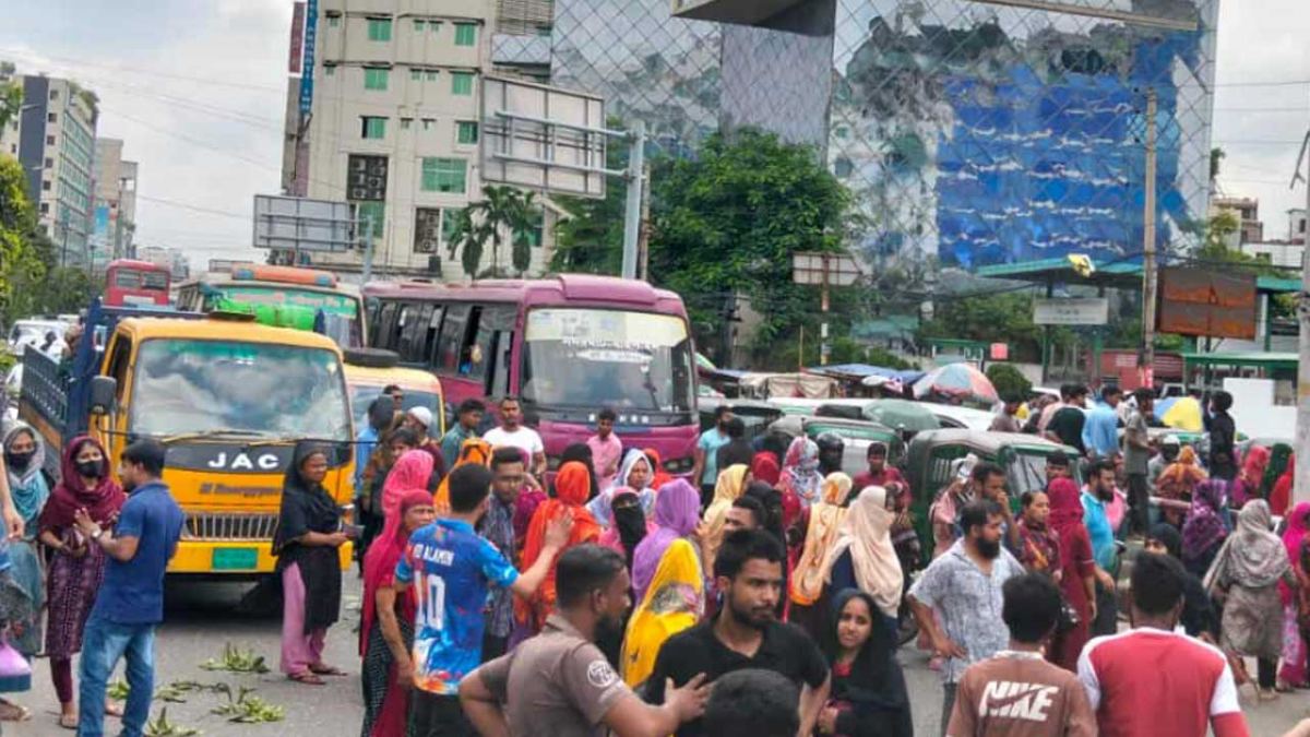 কুড়িলে শ্রমিকদের সড়ক অবরোধ, যান চলাচল বন্ধ