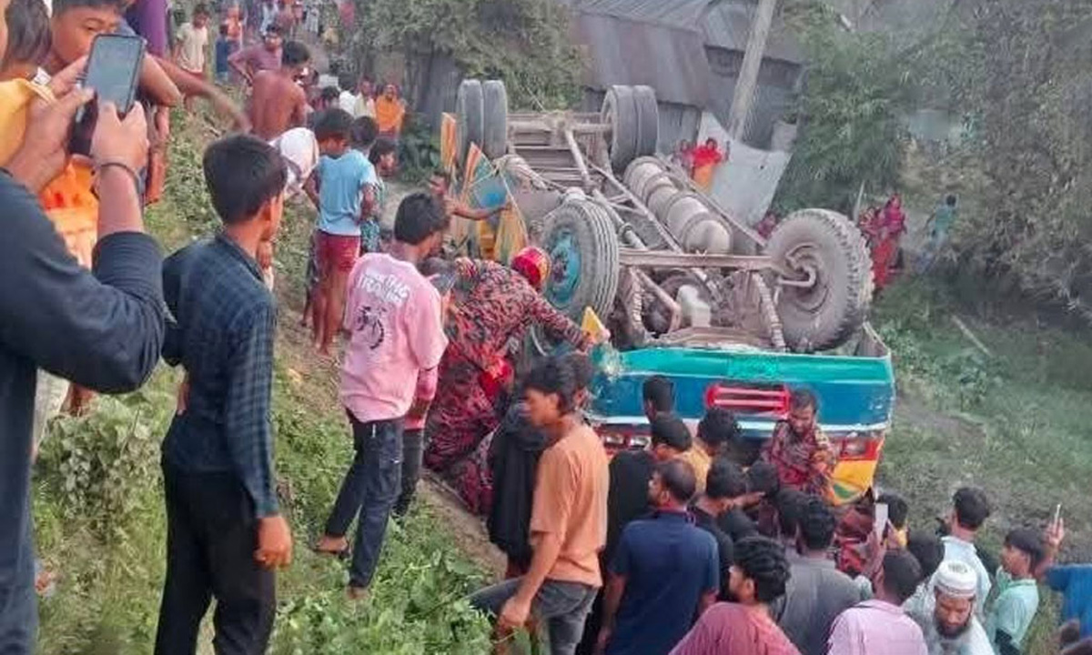 হবিগঞ্জে যাত্রীবাহী বাস উল্টে নিহত ১, আহত অন্তত ২০