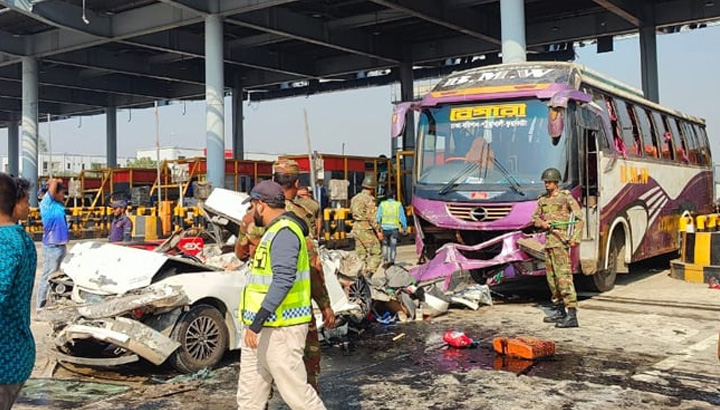 বাসের ধাক্কায় প্রাইভেটকার দুমড়েমুচড়ে নিহত ৫