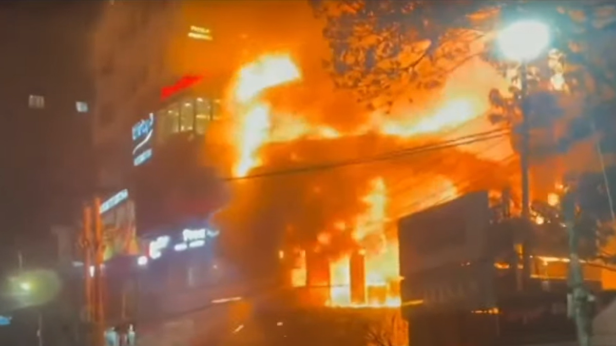 পুরান ঢাকার বংশালে ভয়াবহ অগ্নিকাণ্ড, নিয়ন্ত্রণে ৩ ইউনিট