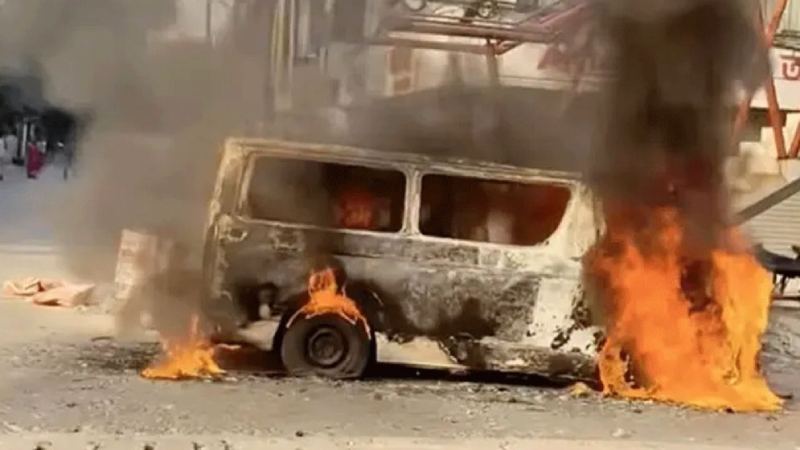 উত্তরায় দাঁড়িয়ে থাকা মাইক্রোবাসে আগুন