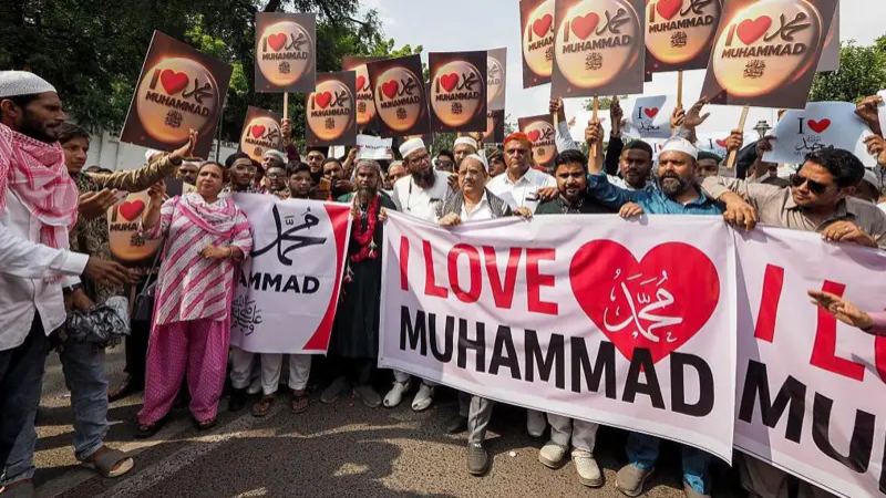 'আই লাভ মুহাম্মদ' ব্যানার ঘিরে ভারতে মুসলিমদের হয়রানির অভিযোগ, কী হচ্ছে?