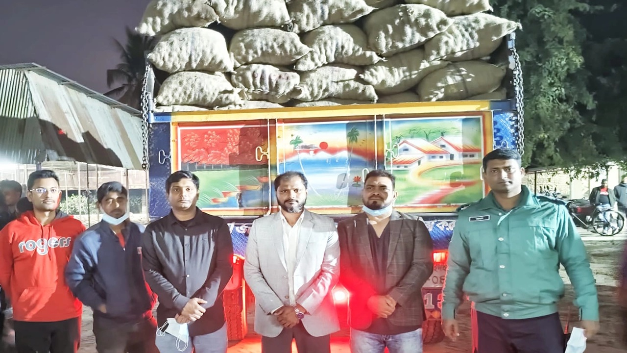 রাজশাহীতে  হিমাগার থেকে ১৯৫৭ বস্তা আলু জব্দ, খোলা বাজারে বিক্রি