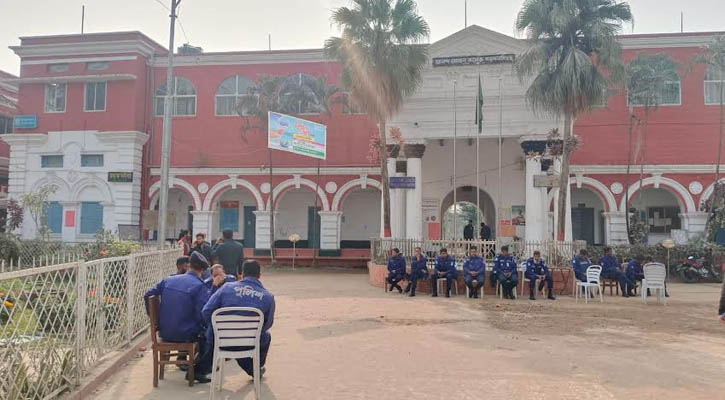থমথমে আনন্দ মোহন কলেজ, হল ছাড়ছেন শিক্ষার্থীরা