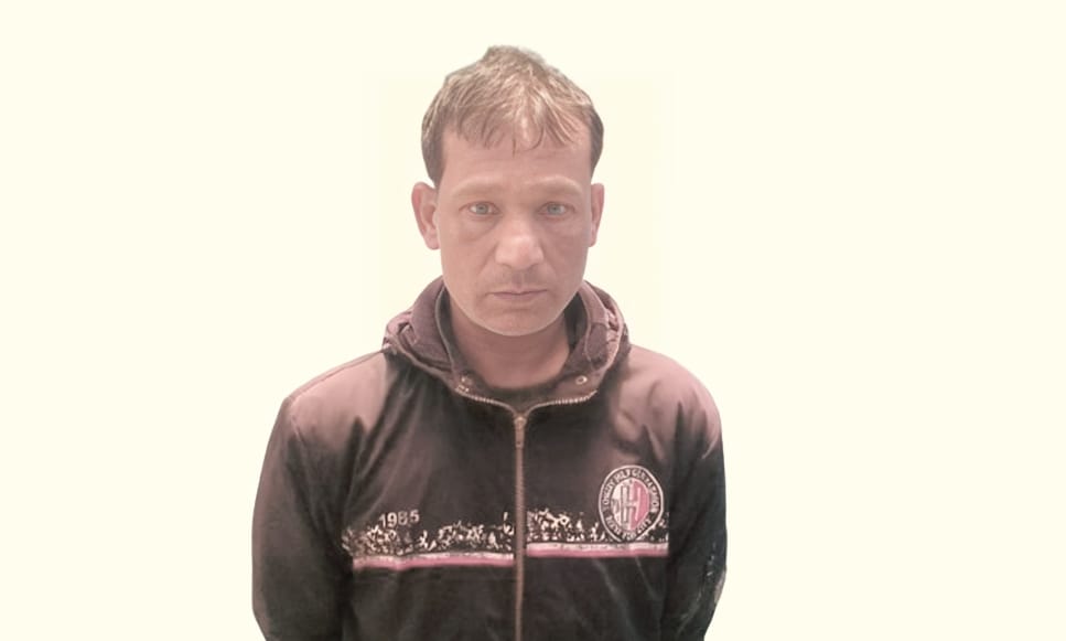 চাঁদার দাবিতে রাসিক কর্মকর্তার বাড়ি-গাড়ি জ্বালিয়ে দেয়ার হুমকি, যুবক গ্রেপ্তার