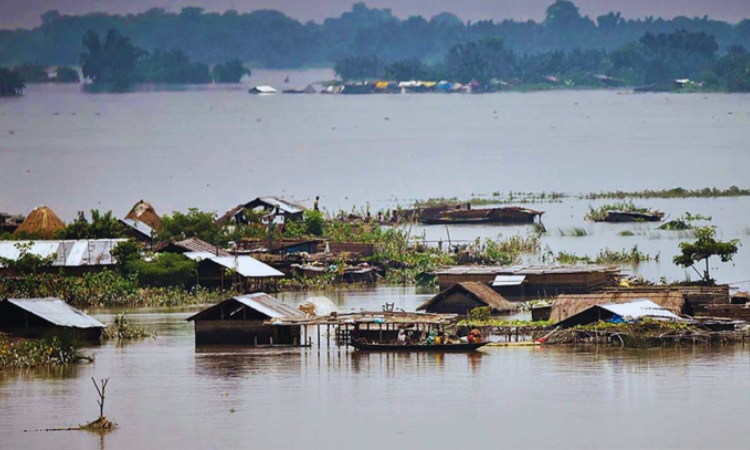 আসামে ভয়াবহ বন্যায় অন্তত ৩০ জনের মৃত্যু